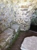 Intérieur de la source abritée (bancs)