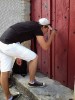 Julien tente d'ouvrir la porte